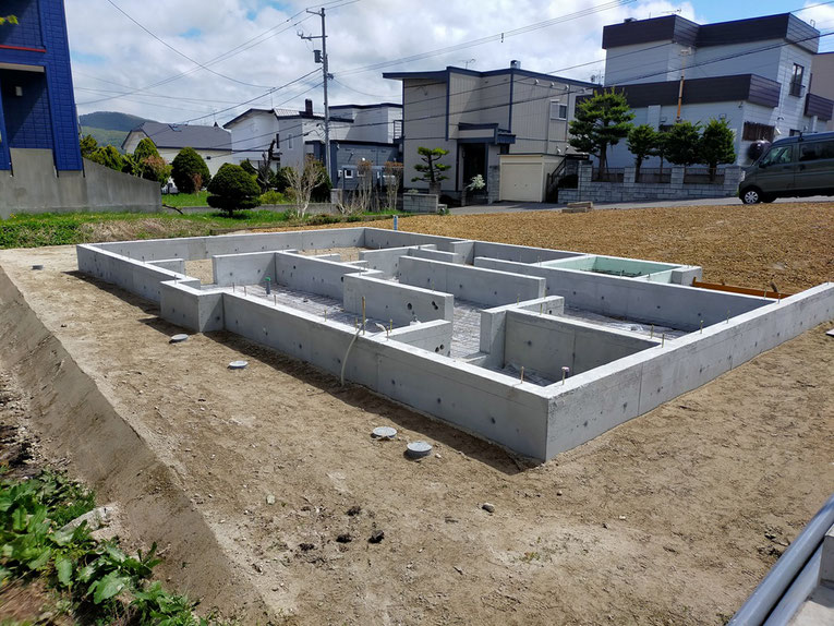 埋戻し後の敷地と整地された地面