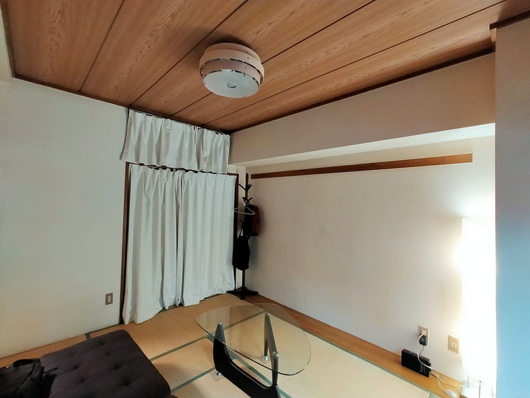マンション和室の押入れ。ふすま戸がなく、代わりにカーテンで仕切られている様子。