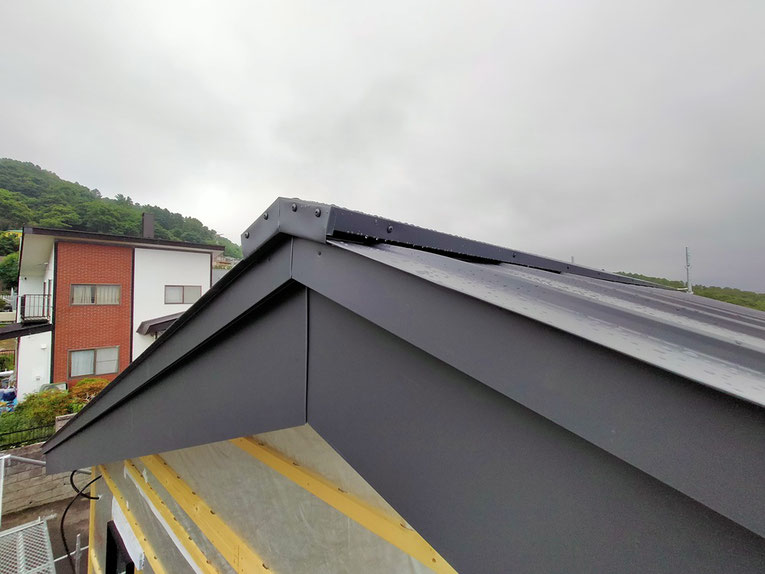 棟換気も兼ねた金属板でしっかりとカバーされた屋根の頂部。