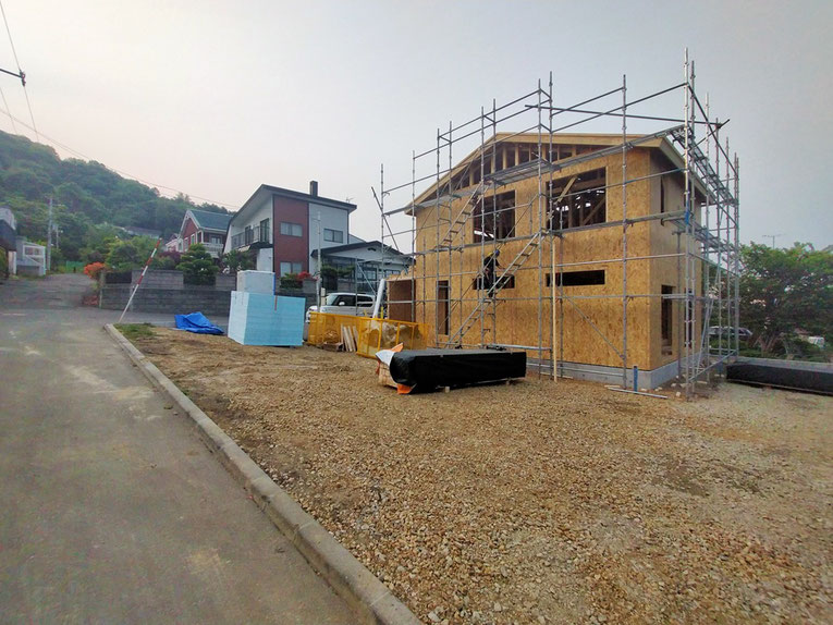 建物の骨組みが完成し、屋根の頂部まで形が見えてきた上棟の様子。
