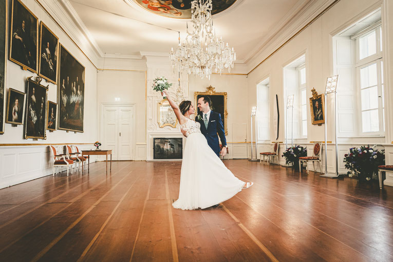 Hochzeit in Eutin im Schloss, Hochzeitsfotograf Dennis Bober, Hochzeitsfoto direkt aus dem Schloss im Rittersaal..