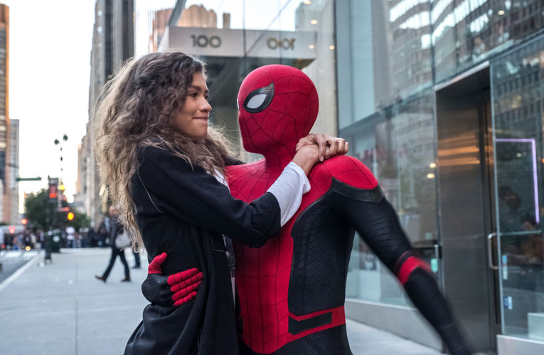Spider-Man aka Peter Parker (Tom Holland) mit seiner Flamme M.J. (Zendaya)