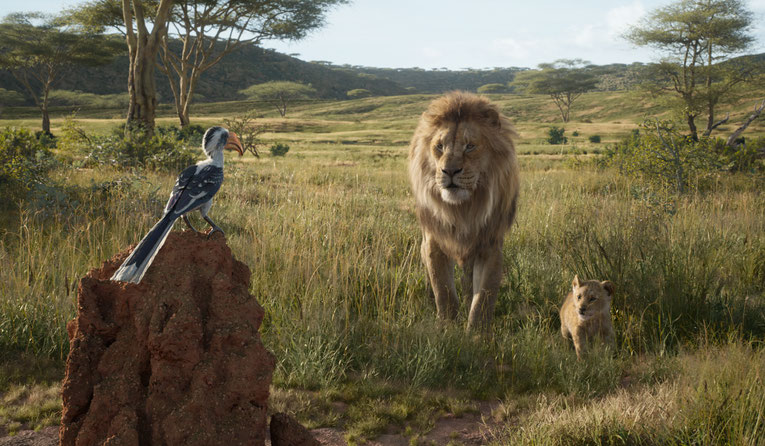Vater Mufasa und Sohn Simba unterwegs in ihrem Königreich.