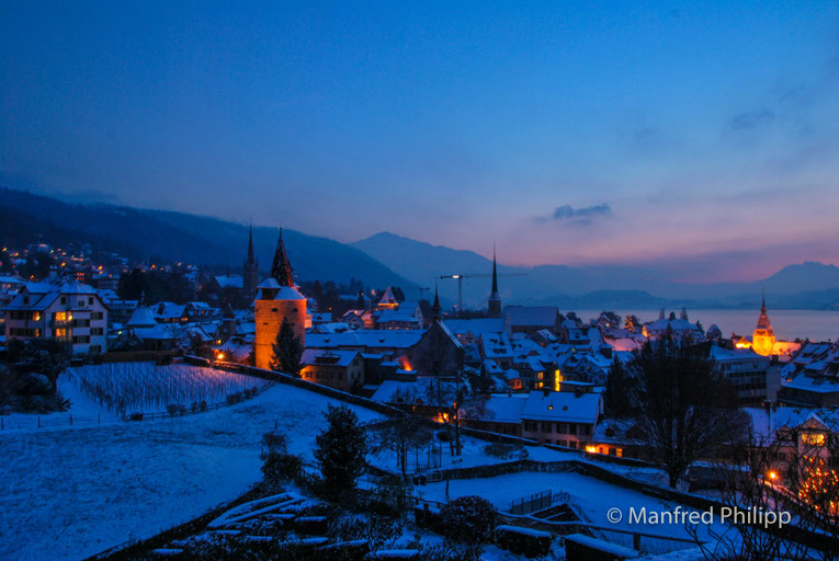 Altstadt von Zug mit Sicht auf die Alpen im Winter /  Old town of Zug with a view of the Alps in winter