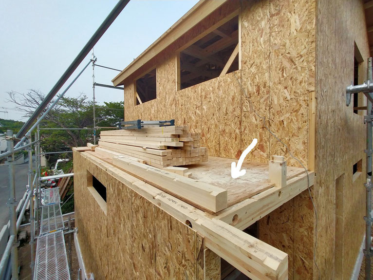 施工の安全性を高めるために取り付けた2階桁上の合板。作業中の足場にもなる。
