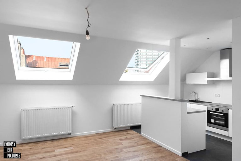 Un photographe fait des photographies de biens immobiliers pour des agences immobilières à Bruxelles, une ville de Belgique