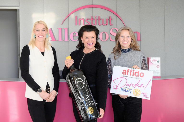 Prof. Anita Frauwallner (AllergoSan - OmniBiotic) unterstützt gemeinsam mit Rotary Pflegekinder. Mit einer personalisierten Wein-Großflasche wurde symbolisch das Pflegekind Valentina unterstützt.