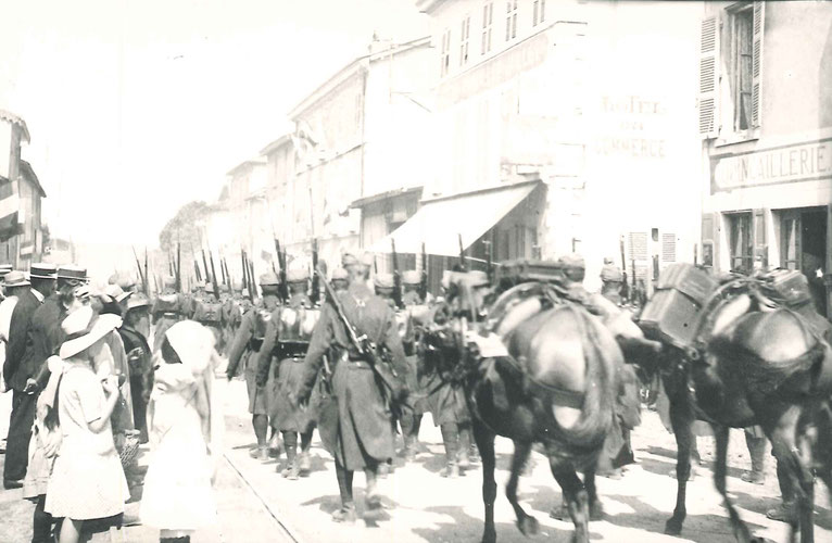 Défilé des troupes dans l'artère principale d'Heyrieux