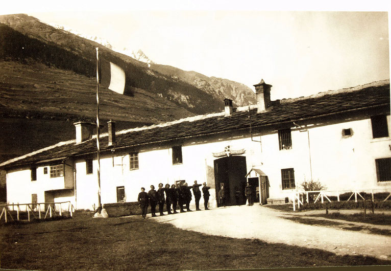 Piquet d'honneur devant le quartier Napoléon au Mont-Cenis en 1930 (démolis depuis).