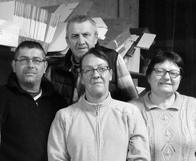 L'équipe du Champagne Daniel Collin est réunie dans la cave avec Adeline, Nicolas, Catherine, Hervé Collin et Carole
