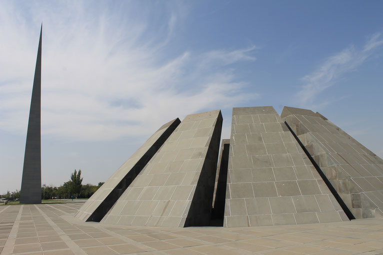 Das Völkermord-Denkmal Zizernakberd.