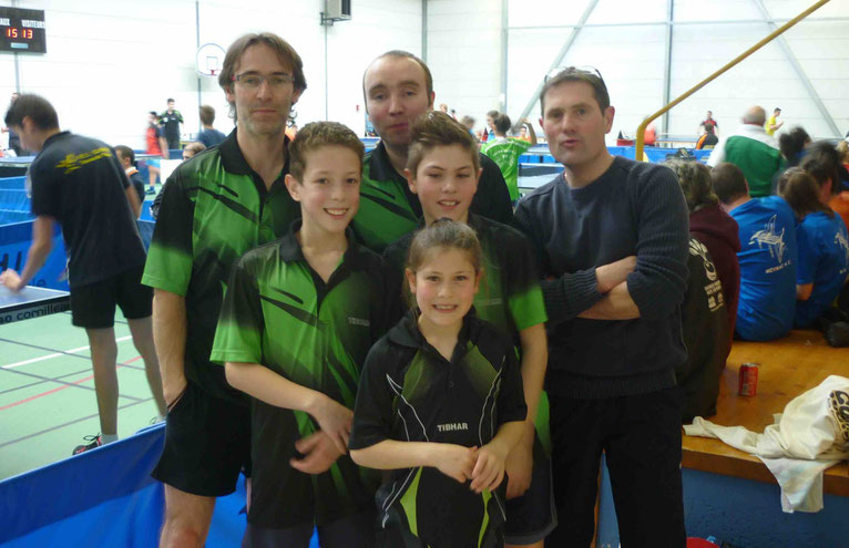 Lionel, Paul, Vincent, Yann, Charlyne et le coach Sylvain à Grand Bourg.