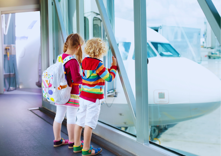 Alleinreisende Kinder im Flugzeug