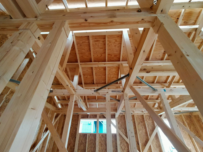 屋内から屋根裏を見上げた写真。斜めに取り付けられた火打ち金物が確認できる。