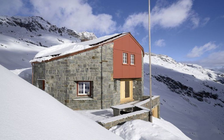 Chamanna Coaz 2610 m in de winter © feinerfotografie.ch (alles in deze hut is rond.)