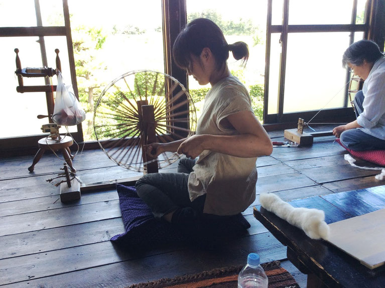 和綿の栽培と糸紡ぎ 織り 養蚕と座繰り 和綿栽培と糸紡ぎ 草木染と織り 土から始まる日々の衣作りの教室 Ton Cara 和綿の栽培と糸紡ぎ 織り 養蚕と座繰り 和綿栽培と糸紡ぎ 草木染と織り 土から始まる日々の衣作りの教室 Ton Cara