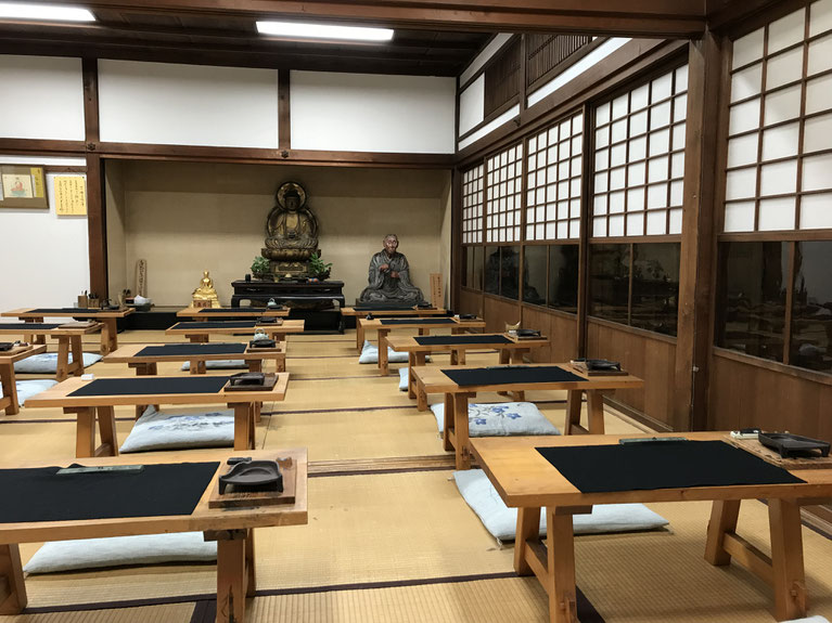 重源上人像（模刻像）に見守られての写経・写仏