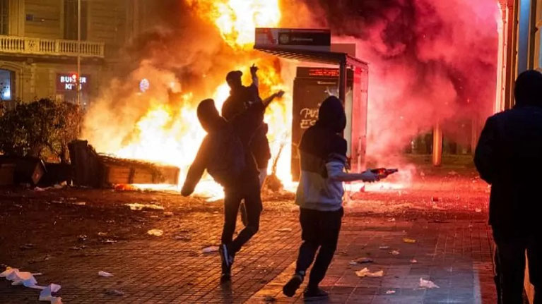 Los separatistas apoyados por antisistema europeos usan la violencia en Barcelona para hacer que arda la capital de Catalunya.