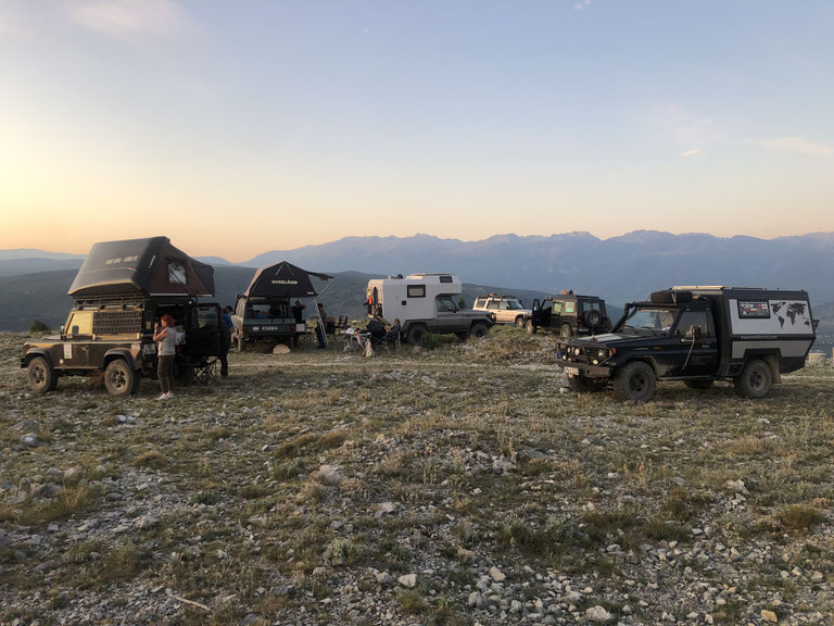 Bosnien und Hercegowina 4x4 Off Road Tour. Nachtlager unter dem Berg Velez über den Historischen Stadt Mostar.