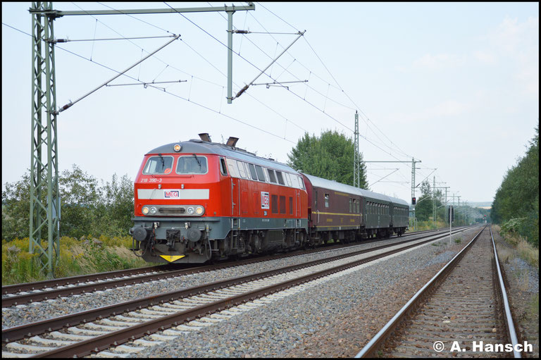 Auf dem Rückweg lauerte ich dem Zug nochmal in Chemnitz-Hilbersdorf auf. Lange bevor dieser zu sehen war, hörte man den röhrenden Dieselsound der V164