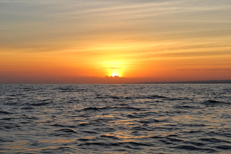kräftige Farben, grelles Leuchten beim Sonnenaufgang an diesem wundervollen Morgen in Bali
