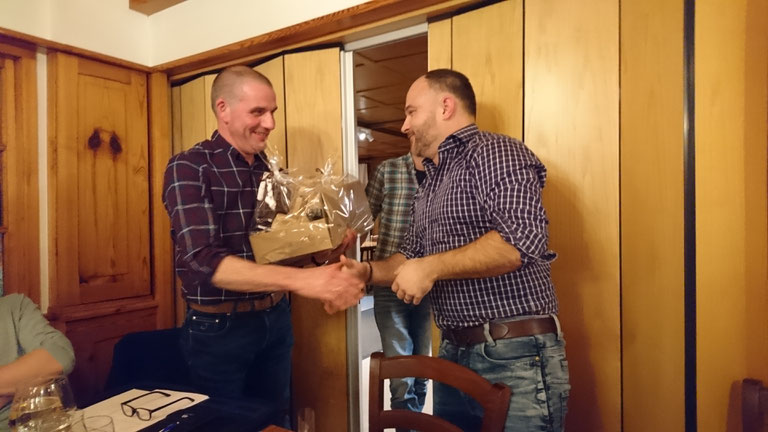 Präsident Patric Schönenberger (lrechts) bedankt sich bei Rolf Holenstein für die geleistete Vorstandsarbeit