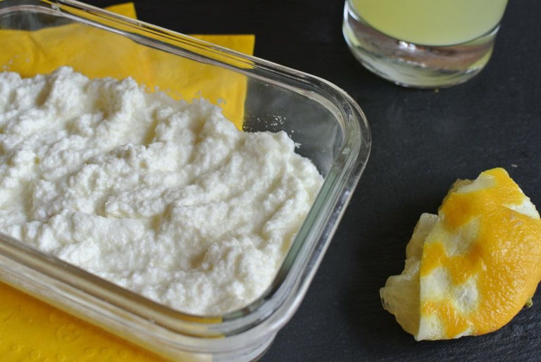 Frischkäse mit Zitrone und Milch selber machen