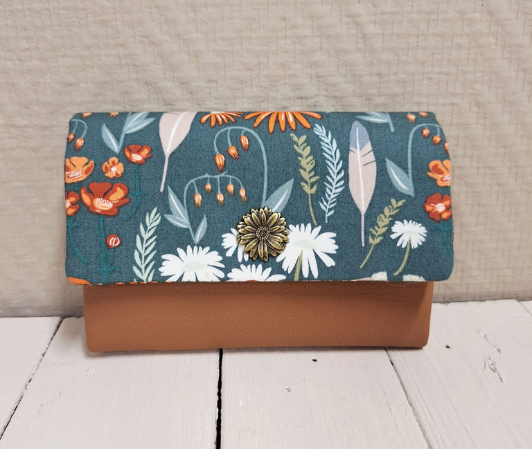 portefeuille compact moyen femme, idée cadeau fête des mères , Noël, original et pratique, faux cuir caramel, tissu vert canard avec fleurs et plumes