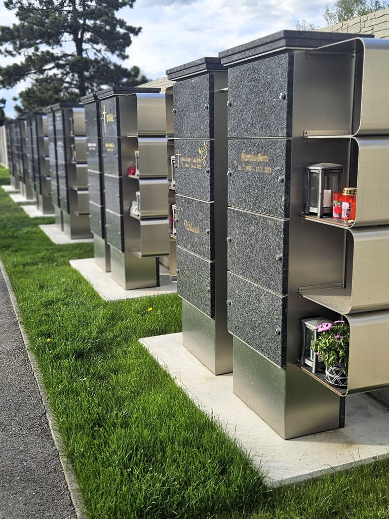 Urnenstele, Urnensäule, Urne, Urnenbeisetzung, Begräbnis, Bestattung,