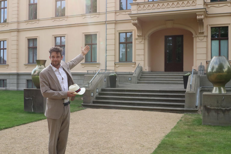 Thomas Kübler vor dem Schloss Ribbeck – Start der Konzertreihe „CAFÉ PARIS“