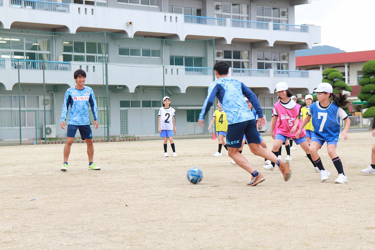 地元プロサッカーチームによるサッカーの指導