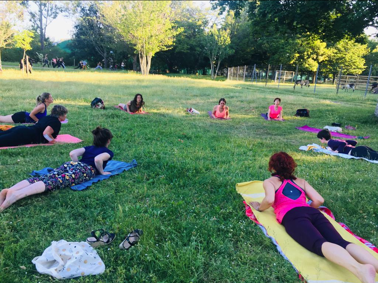 Inscrivez-vous aux cours de yoga en plein aire, parc Saint Radegonde, en juillet et août 2026 avec yoga de priti bhati