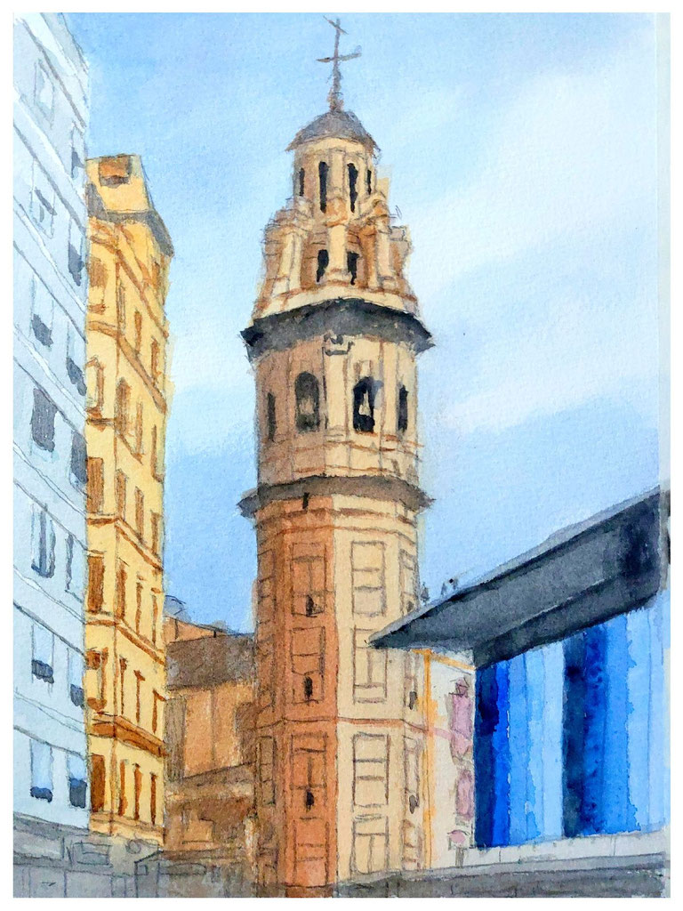 Campanario de la iglesia de San Valero en Ruzafa, con edificios urbanos alrededor bajo cielo claro