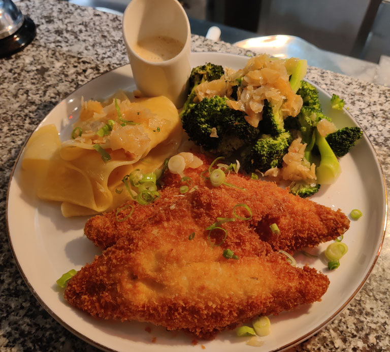 Filete de dourada frito com molho de limão, servido com brócolos com amêndoa e massa pappardelle com manteiga.