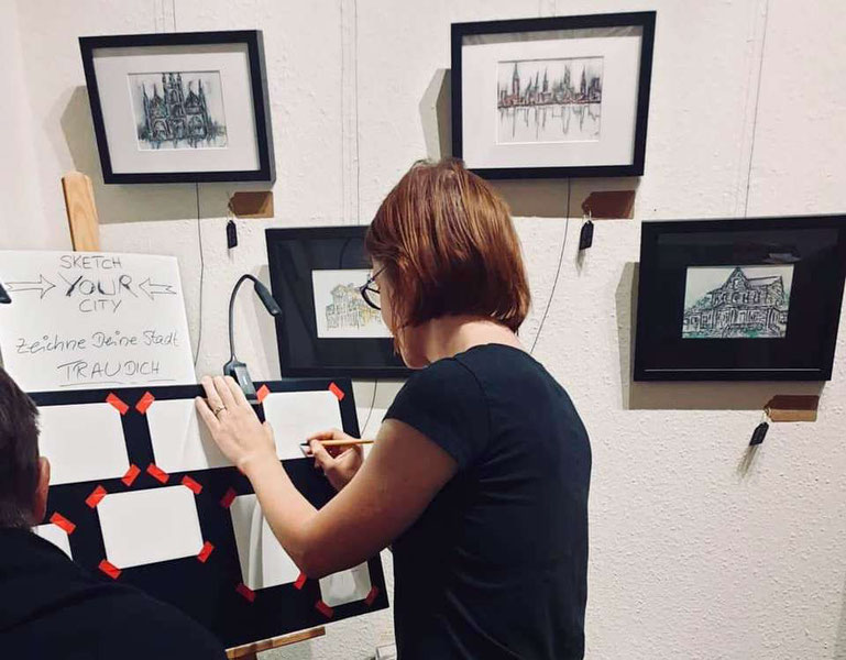 Hier male ich gerade während der Vernissage: Ich habe nicht gemerkt, dass ich von Kathrin Krüger fotografiert wurde.