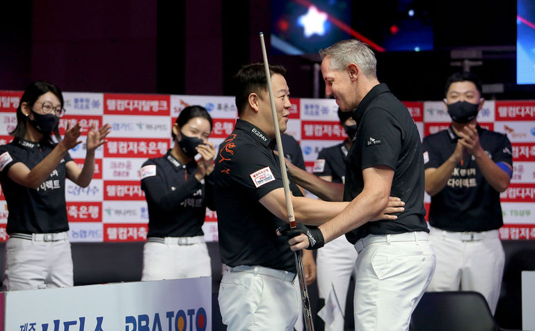 チーム戦の様子。チームメイトである姜東窮（カンドンコン）キャプテンとE・レペンスのハグシーン。© 2022 PBA/LPBA