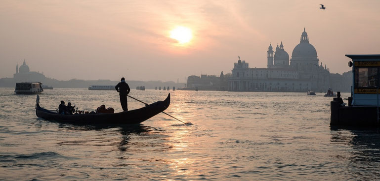 Gondel in Venedig im Abendlicht