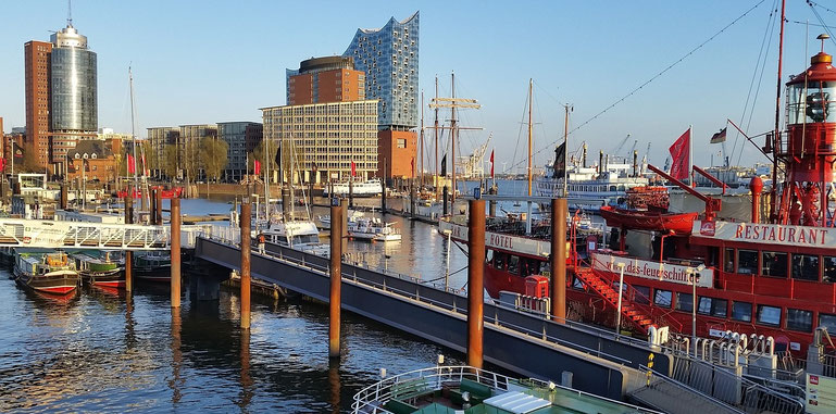 Hamburger Hafen mit Elbphilharmonie im Hintergrund