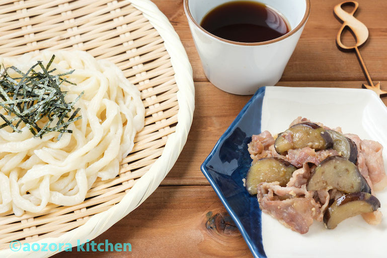 8月の第一週メニュー（手打ちうどん・なすと豚肉の味噌炒め）