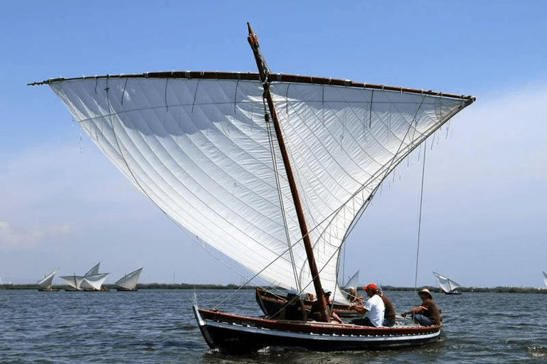 La tradicional embarcación valenciana de vela latina utilizada en la Albufera de Valencia es conocida como la "llaut" o "llaüt".