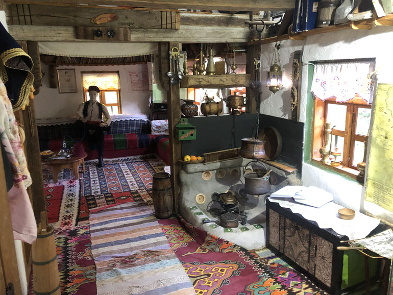 Bosnia und Hercegovina 4x4 und Off Road Tour. Eine typische Bosnische Berghaus von Nomaden.