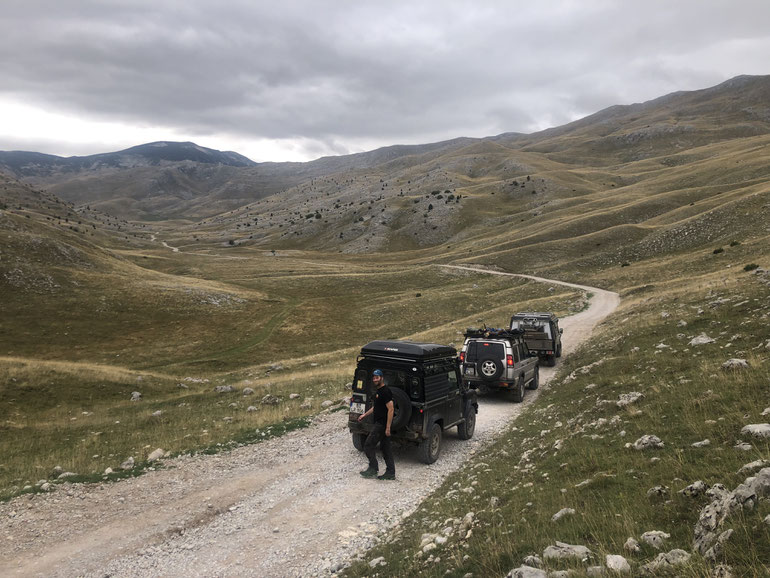 Unsere kleine Truppe die noch zum Schluss richtige 4x4 und Off Road Vergnügen hatte auf dem Weg nach Lukomir Bergdorf.