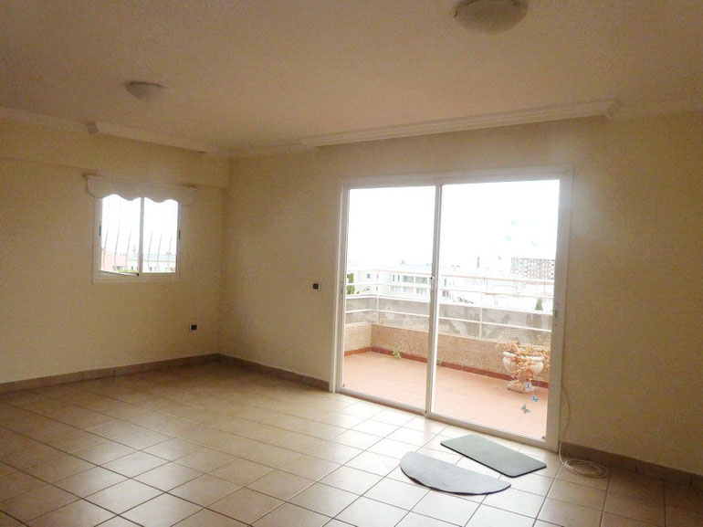 Wohnzimmer mit Balkon