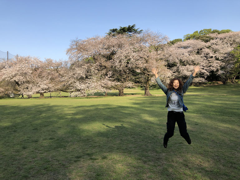 妻：愛琥、桜の前でジャンプ