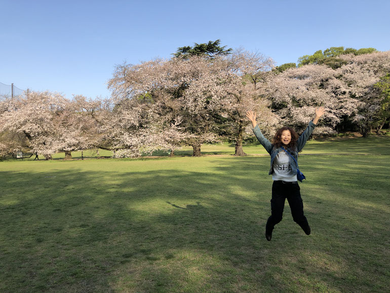 妻：愛琥、桜の前でジャンプ