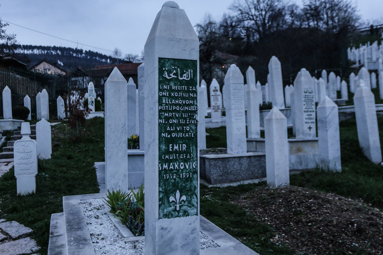 Gräber und Friedhöfe innerhalb Sarajewos sind Orte des Gedenkens und schmerzhafter Erinnerungen.