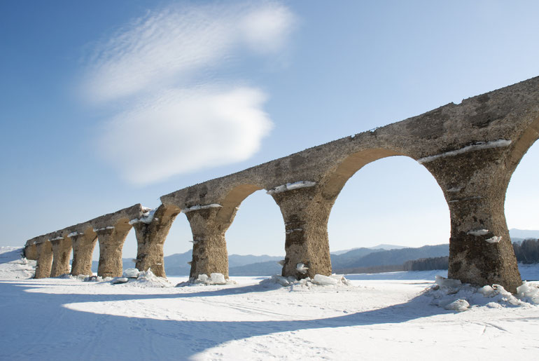 2008 — The bridge fully exposed above the snow.