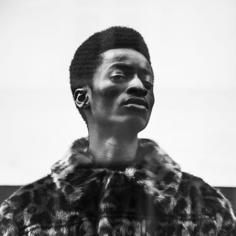 FineArt portrait d'un mannequin dans une veste leo en noir et blanc réalisé sur une Hasselblad 500C/M