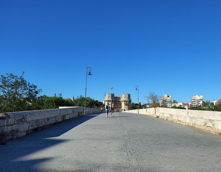 Por esta puerta entraban los viajeros procedentes del interior de la comarca de Los Serranos y por eso su nombre. Puente de Serranos (1518): Situado frente a las famosas torres homónimas, hoy es totalmente peatonal. 