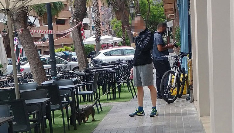 Un ejemplo de los impresentables que no recogen la caca de sus animales en València y no respetan nada, ni a nadie...sanciones ya!..